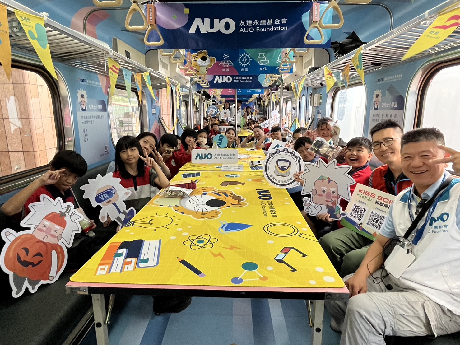 pg电子永續基金會參與「臺灣科普環島列車」，設計基礎科學車廂課程，以「淨零碳排和永續能源」為主題，讓學生透過創意實驗認識淨零知識，以及思考生活中的減碳行為