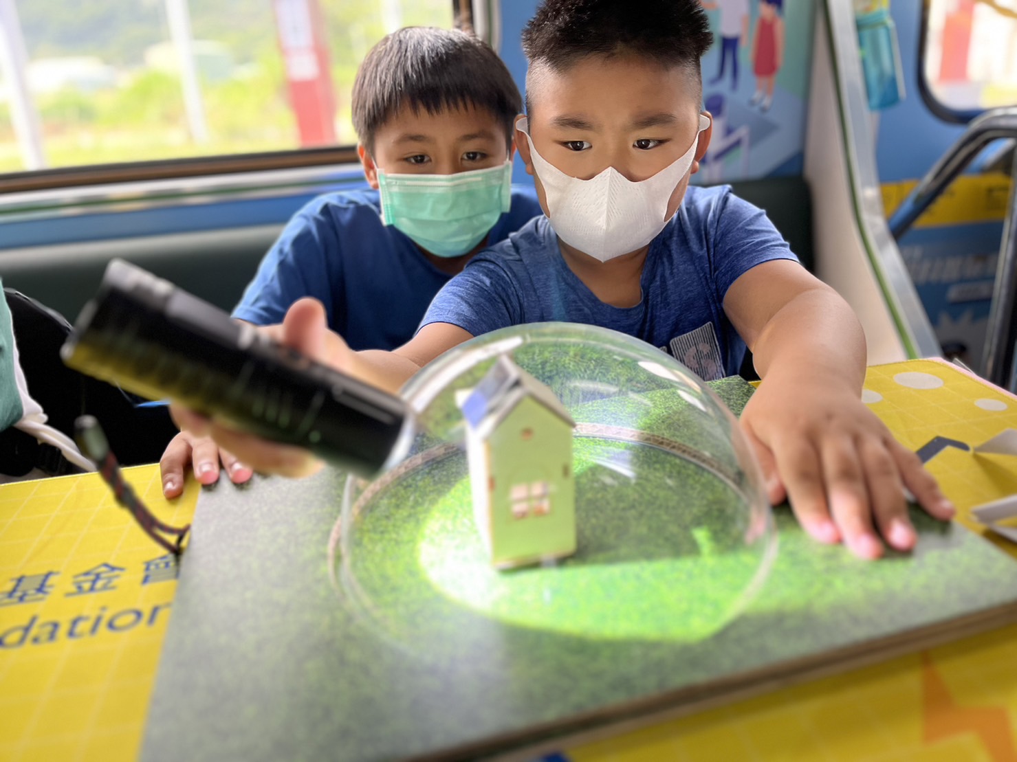 pg电子參與基礎科學主題車廂，以STEAM教學精神，設計「逐日科學家」、「太陽能工程師」以及「淨零建築師」三大能源科普課程和實驗